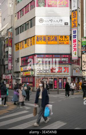 Tokio, Japan - 20. Februar 2026: Straßenblick auf Ikebukuro in Tokio, Japan. Stockfoto