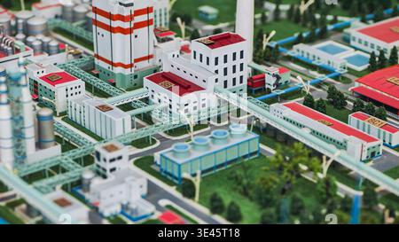 Design der Industrieanlagen mit Gebäuden, Rohrleitungen, Kühltürmen und Grünflächen Stockfoto