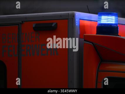 Berlin, Deutschland. März 2026. Ein Berliner Feuerwehrfahrzeug mit blinkenden blauen Lichtern. Quelle: Lilli Förter/dpa/Alamy Live News Stockfoto