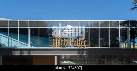 Nerima-ku, Tokio, Japan. Februar 2024. Eine Außenaufnahme des Vordereingangs der Warner Bros Studio Tour Tokio, The Making of Harry Potter. Stockfoto