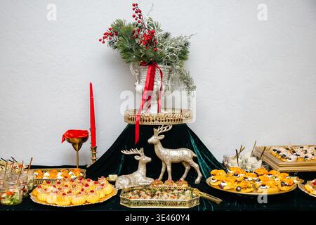 Catering-Buffet mit festlichen Vorspeisen und Dekorationen für die Weihnachtsfeiertage Stockfoto