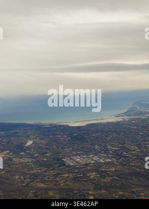 Ein beeindruckendes Panorama aus der Luft fängt das weite, abwechslungsreiche Gelände von Alicante, Spanien, ein Flickenteppich von bewirtschafteten Feldern und zerklüfteten Hügeln ein Stockfoto