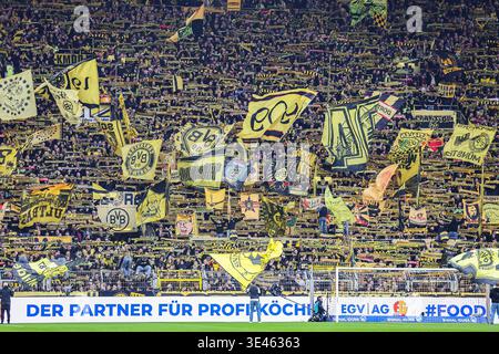 1. Bundesliga - Borussia Dortmund - HSV Hamburg am 21.03.2026 im Signal Iduna Park in Dortmund die Borussia Dortmund Fans auf der Südtribüne / Südtribüne mit Schals-Parade und Fahnen Foto: Osnapix / Marcus Hirnschal DFL Stockfoto