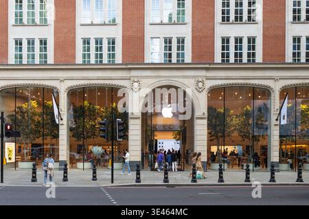 Eingang des Apple Store in einem historischen Backsteinhaus mit Einkäufern. London, UK, 19. August 2023 Stockfoto