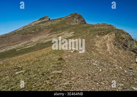 Bergkamm mit dem höchsten Gipfel des PIC Negre d Envalira in den Pyrenäen an der Grenze zwischen Andorra und Frankreich während des Sommervormittags mit Stockfoto