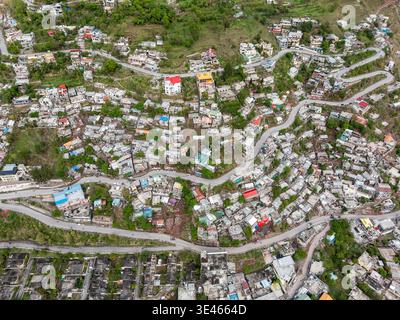 Aus der Vogelperspektive sehen Sie eine dichte Stadtlandschaft, in der sich Gebäude dicht ansammeln, die von gewundenen Straßen durchzogen werden, Muzaffarabad, Azad Kash Stockfoto
