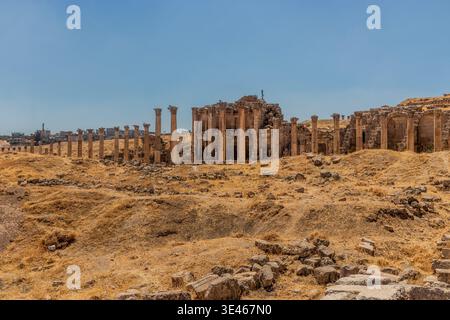 Säulenstraße (Cardo Maximus) und Ruinen des Nymphaeums in Jerash, Jordanien Stockfoto