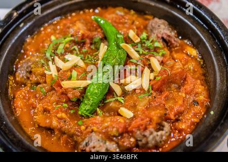 Dish in Jordan – Kofte-Fleischbällchen in Tomatensauce Stockfoto