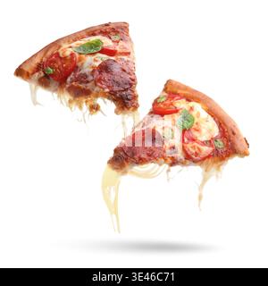 Leckere Pizzascheiben mit dehnbaren Käsesaiten in der Luft auf weißem Hintergrund Stockfoto