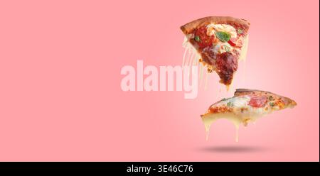 Leckere Pizzascheiben mit dehnbaren Käsefäden in Luft auf rosa Hintergrund. Bannerdesign mit Platz für Text Stockfoto
