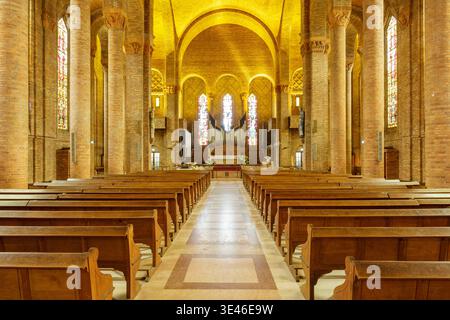 Frankreich, Loiret, Gien, St. Joan d'Arc Kirche, die zwischen 1950 und 1955 von den Architekten Paul und seinem Sohn Jean Gelis umgebaut wurde, das Kirchenschiff und der Chor, Kapitelle von den Bildhauern Henri Navarre und Geroges Muguet zwischen 1951 und 1958 Stockfoto