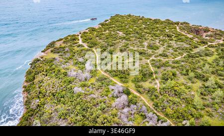 Portugal, Algarve, Faro District, Porches, Wanderweg auf den Höhen des Barranco Beach (aus der Vogelperspektive) Stockfoto