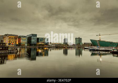 Blick auf das Oosterdok-Viertel in Amsterdam, Holland an einem bewölkten Tag, mit moderner Architektur Stockfoto