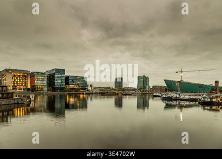 Blick auf das Oosterdok-Viertel in Amsterdam, Holland an einem bewölkten Tag, mit moderner Architektur Stockfoto