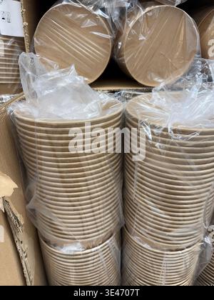 Pappbecher gestapelt und in Kunststoffverpackungen verpackt, ideal für umweltfreundliche Unternehmen. Mobiles Foto Stockfoto