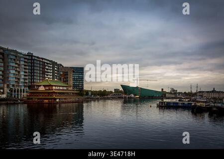 Blick auf das Oosterdok-Viertel in Amsterdam, Holland an einem bewölkten Tag, mit moderner Architektur Stockfoto
