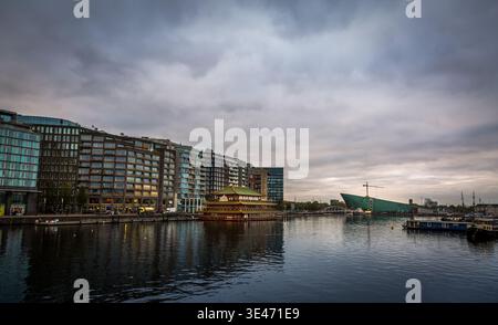 Blick auf das Oosterdok-Viertel in Amsterdam, Holland an einem bewölkten Tag, mit moderner Architektur Stockfoto