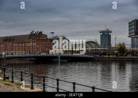 Blick auf das Oosterdok-Viertel in Amsterdam, Holland an einem bewölkten Tag, mit moderner Architektur Stockfoto