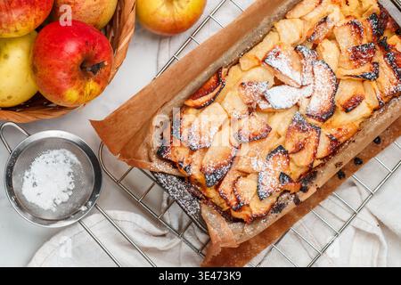 Frisch gebackener hausgemachter Apfelkuchen aus der Nähe auf einem Marmorhintergrund. Das Konzept des Herbstbacken. Selektiver Fokus, Draufsicht Stockfoto