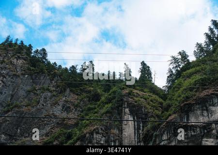 Atemberaubender Panoramablick auf die majestätische Himalaya-Bergkette und tiefe Täler unter bewölktem Himmel, schneebedeckte Gipfel und zerklüftete Grate auf der Ann Stockfoto