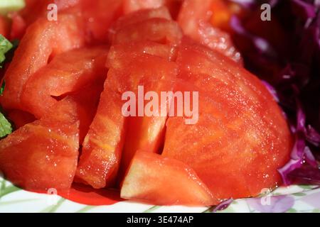 Salat mit gehacktem Rotkohl, Tomaten und Gurken Stockfoto