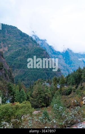 Atemberaubender Panoramablick auf die majestätische Himalaya-Bergkette und tiefe Täler unter bewölktem Himmel, schneebedeckte Gipfel und zerklüftete Grate auf der Ann Stockfoto