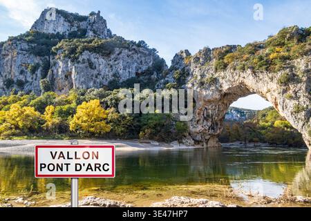 Vallon-Pont-d'Arc, ein großer natürlicher Felsbogen, der das Tor zu den Schluchten des Flusses Ardèche bildet, eine wichtige Touristenattraktion und ein unvergleichlicher Aussichtspunkt in der Provence im Süden Stockfoto
