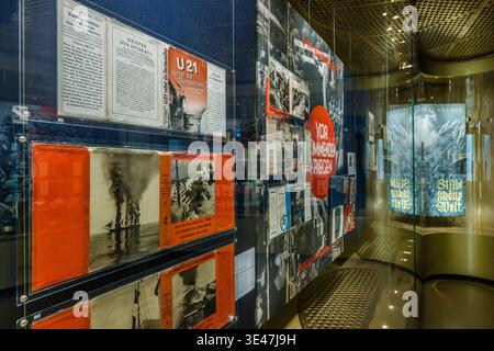 Ausstellung historischer Dokumente und Bücher zum Thema "Waffenbucheinband" im Leipziger Buch- und Schriftmuseum. Leipzig, Sachsen, Deutschland Stockfoto