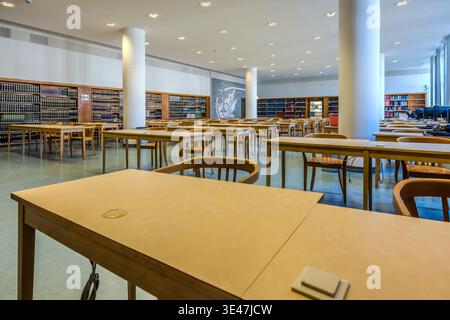 Der Lesesaal der Deutschen Nationalbibliothek aus den 1960er Jahren mit kantigen nierenförmigen Tischen und DDR-typischen Wanddekorationen. Leipzig, Sachsen, Deutschland Stockfoto