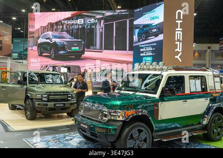 Bangkok, Thailand. März 2026. Der Chery-Stand auf der 47. Bangkok International Motor Show in der IMPACT Challenger Hall. Rund 45 Auto- und Motorradhersteller nehmen an der Messe teil. Dieses Jahr steht das Thema „DIE LEGENDÄRE SYNCHRONITÄT“, die die nahtlose Integration von Innovationen im Automobilbereich, fortschrittlicher Technologie und einzigartigem Design symbolisiert. (Foto von Patrick Chengzhi Wang/SOPA Images/SIPA USA) Credit: SIPA USA/Alamy Live News Stockfoto