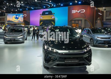 Bangkok, Thailand. März 2026. Der BYD-Stand der 47. Bangkok International Motor Show in der IMPACT Challenger Hall. Rund 45 Auto- und Motorradhersteller nehmen an der Messe teil. Dieses Jahr steht das Thema „DIE LEGENDÄRE SYNCHRONITÄT“, die die nahtlose Integration von Innovationen im Automobilbereich, fortschrittlicher Technologie und einzigartigem Design symbolisiert. (Foto von Patrick Chengzhi Wang/SOPA Images/SIPA USA) Credit: SIPA USA/Alamy Live News Stockfoto