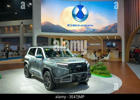 Bangkok, Thailand. März 2026. Der Bereich Denza am BYD-Stand der 47. Bangkok International Motor Show in der IMPACT Challenger Hall. Rund 45 Auto- und Motorradhersteller nehmen an der Messe teil. Dieses Jahr steht das Thema „DIE LEGENDÄRE SYNCHRONITÄT“, die die nahtlose Integration von Innovationen im Automobilbereich, fortschrittlicher Technologie und einzigartigem Design symbolisiert. (Foto von Patrick Chengzhi Wang/SOPA Images/SIPA USA) Credit: SIPA USA/Alamy Live News Stockfoto