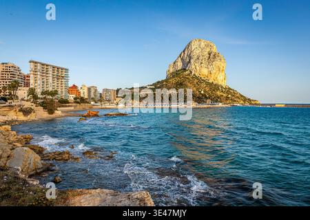 Sonnendurchflutete Calpe-Küste Mit Dem Penon De Ifach Rock Und Der Uferstadt, Spanien Stockfoto