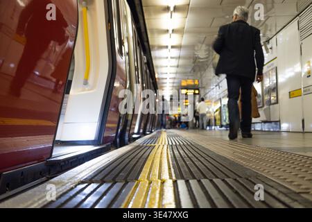 Niedriger Winkel auf einen U-Bahnsteig mit Pendler. London, Großbritannien, 27. August 2023 Stockfoto