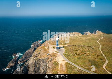 Luftaufnahme des Leuchtturms auf der Rocky Cliff mit Blick auf den Blauen Ozean und die zerklüftete Küstenlandschaft. Valdovino, Spanien Stockfoto