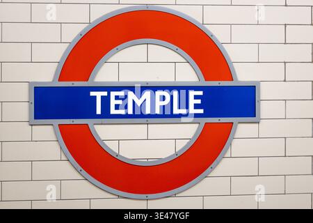 Schild mit der U-Bahnstation Temple London. London, Großbritannien, 27. August 2023 Stockfoto