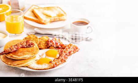 Gesundes Amerikanisches Frühstück mit Eiern, Speck, Pfannkuchen und Latkes, selektive konzentrieren. Stockfoto