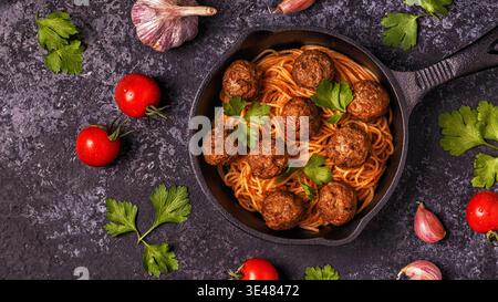 Gebratene Fleischbällchen mit Spaghetti. Ansicht von oben, kopieren. Stockfoto