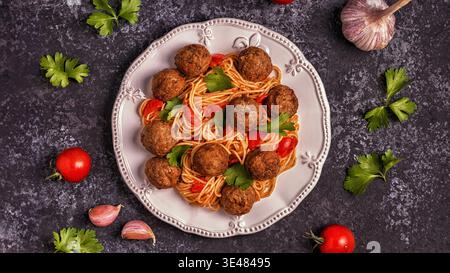 Gebratene Fleischbällchen mit Spaghetti. Ansicht von oben, kopieren. Stockfoto
