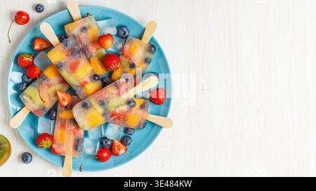 Hausgemachte Eis am Stiel mit Beeren und Früchte, Ansicht von oben. Stockfoto