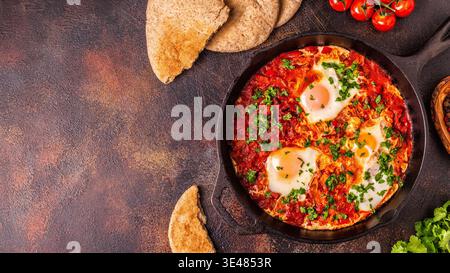 Shakshuka in der Pfanne. Pochierte Eier in pikanter Tomatensoße Pfeffer Sauce. Stockfoto