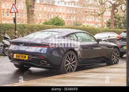 LONDON - 2. FEBRUAR 2026: Dunkelblauer Aston Martin Sportwagen parkt auf der Wohnstraße in Earl's Court SW5 Stockfoto