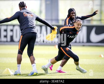 ZEIST - Jeremie Frimpong und Xavi Simons während eines Trainings der niederländischen Nationalmannschaft in der Woche vor einem Freundschaftsspiel gegen Norwegen. ROBIN VAN LONKHUIJSEN / ANP Stockfoto