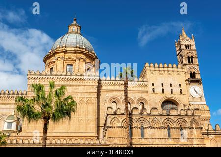 Blick auf die Südseite der Kathedrale von Palermo in Sizilien, Italien. Die Kuppel und die Uhr auf dem Norman Tower. Stockfoto