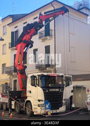 Cremona, Italien - 9. März 2026 Scania Truck mit einem verlängerten Palfinger-Kran ist aktiv an Bauarbeiten beteiligt und demonstriert seine Leistungsfähigkeit Stockfoto