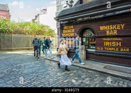 St. Patrick's Day 2026 Dublin. Frau in traditioneller irischer Tracht, die am 17. März in Temple Bar spaziert. Stockfoto