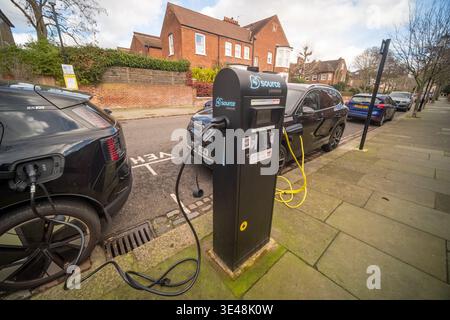 LONDON – 24. FEBRUAR 2026: Quelle: Öffentliche EV-Ladestation in London mit Autos, die North Kensington aufladen Stockfoto
