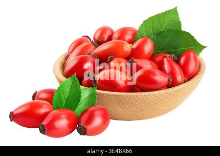Rose hip in Holzschüssel isoliert auf weißem Hintergrund mit voller Schärfentiefe. Draufsicht. Flach verlegt. Stockfoto