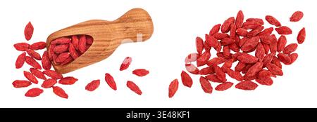 Getrocknete Goji-Beeren in einem Holzlöffel, isoliert auf weißem Hintergrund. Draufsicht. Flach verlegt. Stockfoto