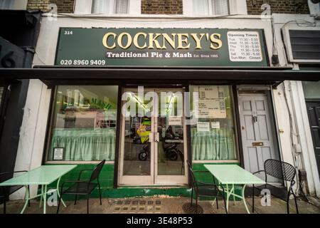 LONDON - 26. FEBRUAR 2026: Cockney's Traditional Pie and Mash Shop in 314 Portobello Road Notting Hill Stockfoto